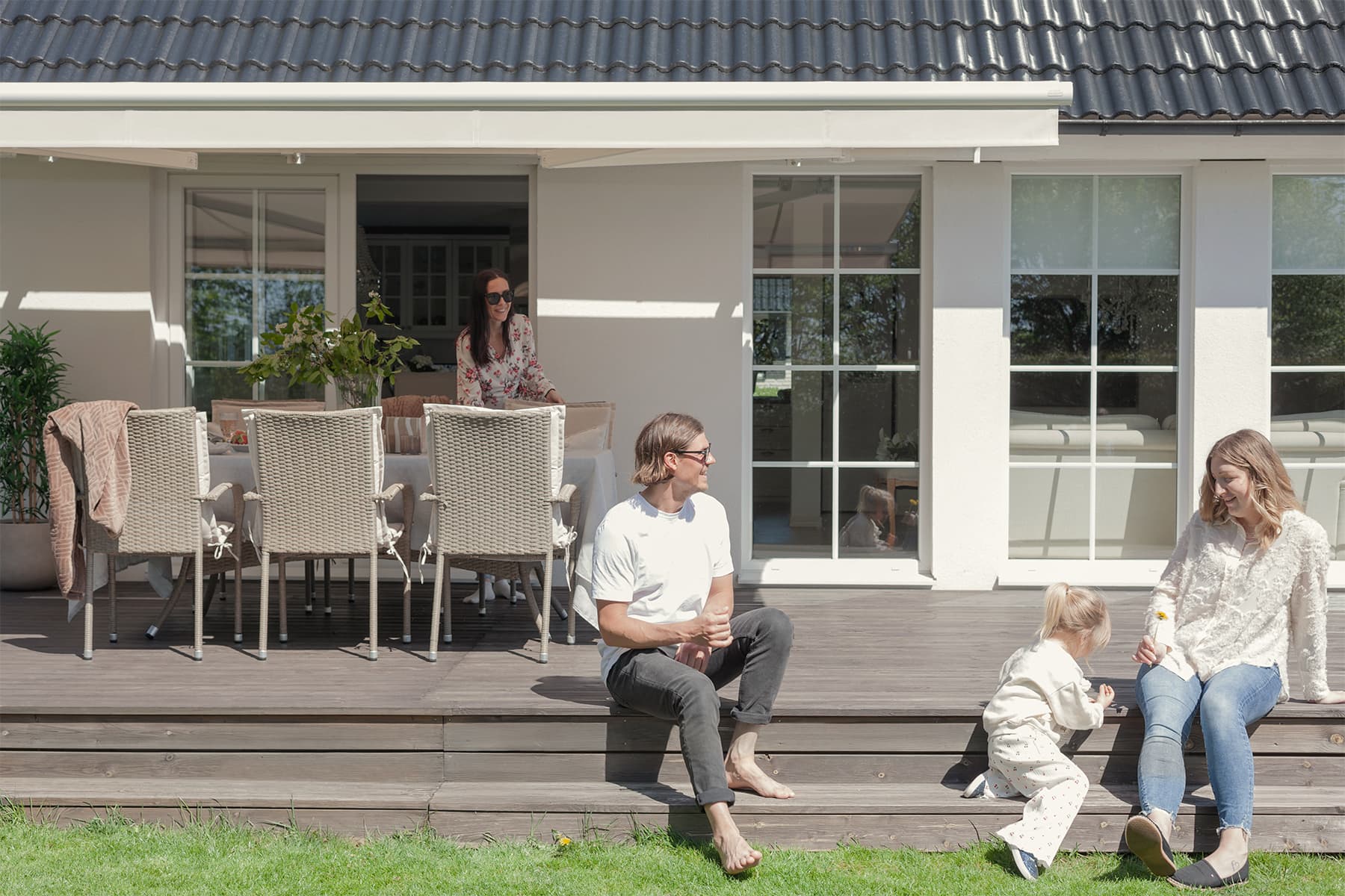 Familj altan uteplats terrassmarkis utfälld