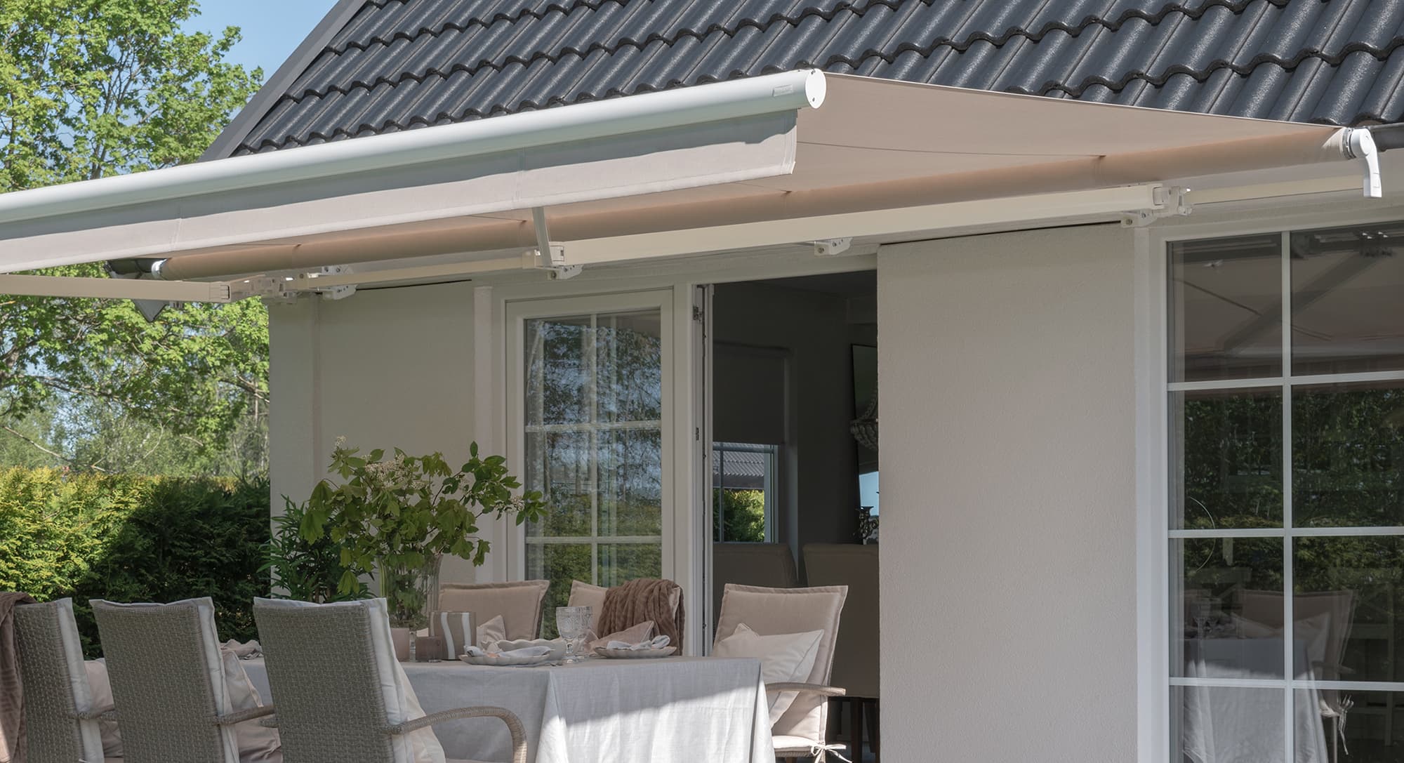 Terrassmarkis Astro vit beige över altan matgrupp