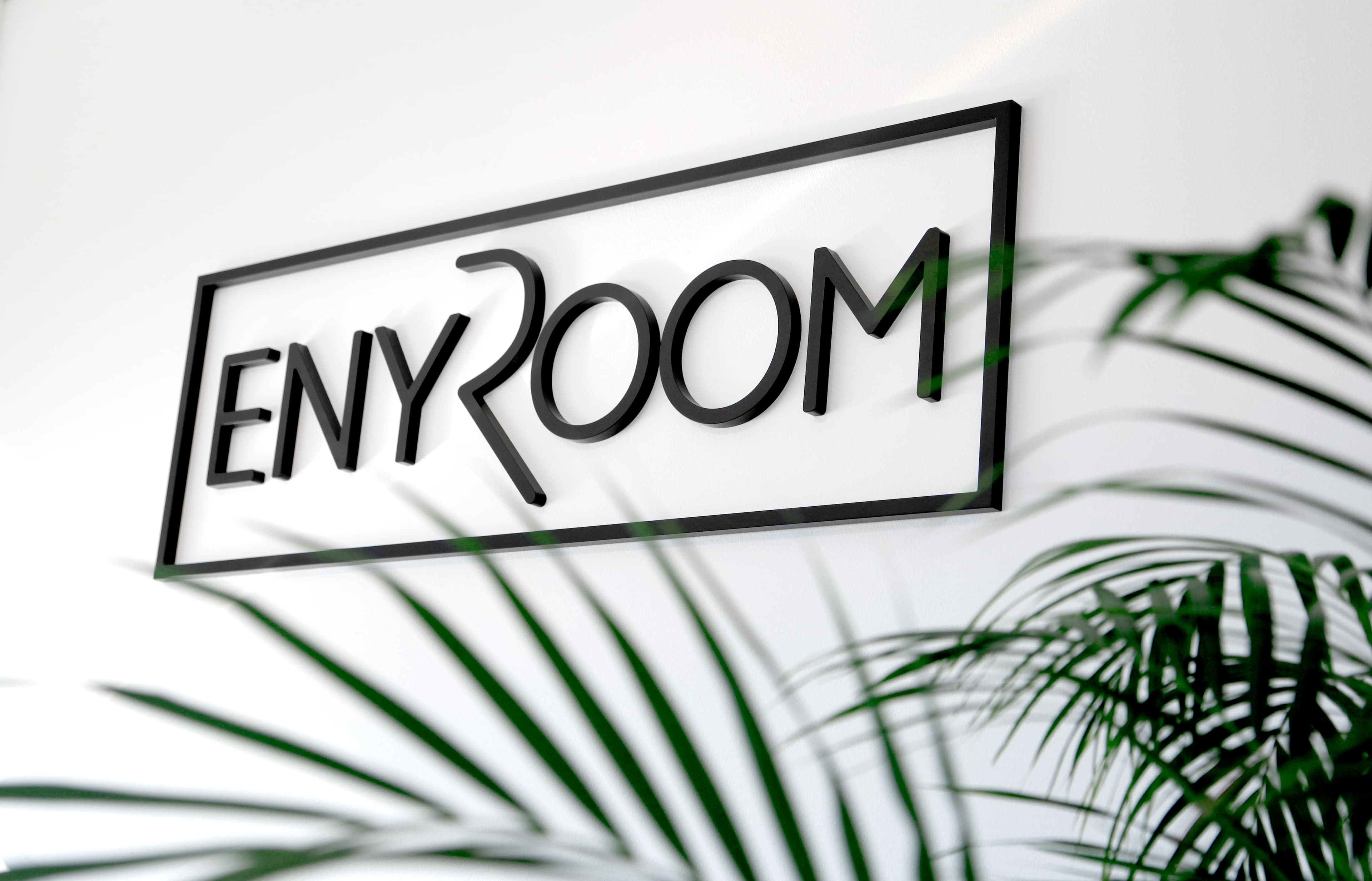 Enyroom logotyp på vägg