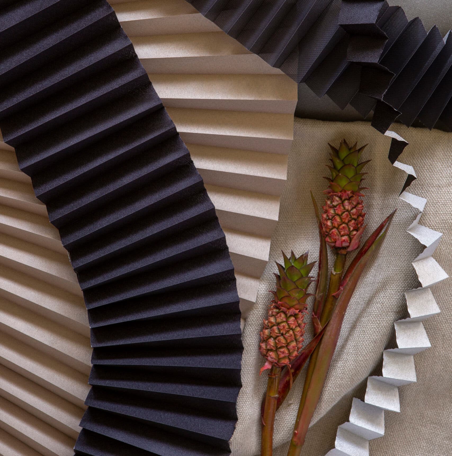 Reflekterande vävar plisse veckad värmeavvisande gardiner Detalj reflekterande plissevävar vävprover svart beige inspiration